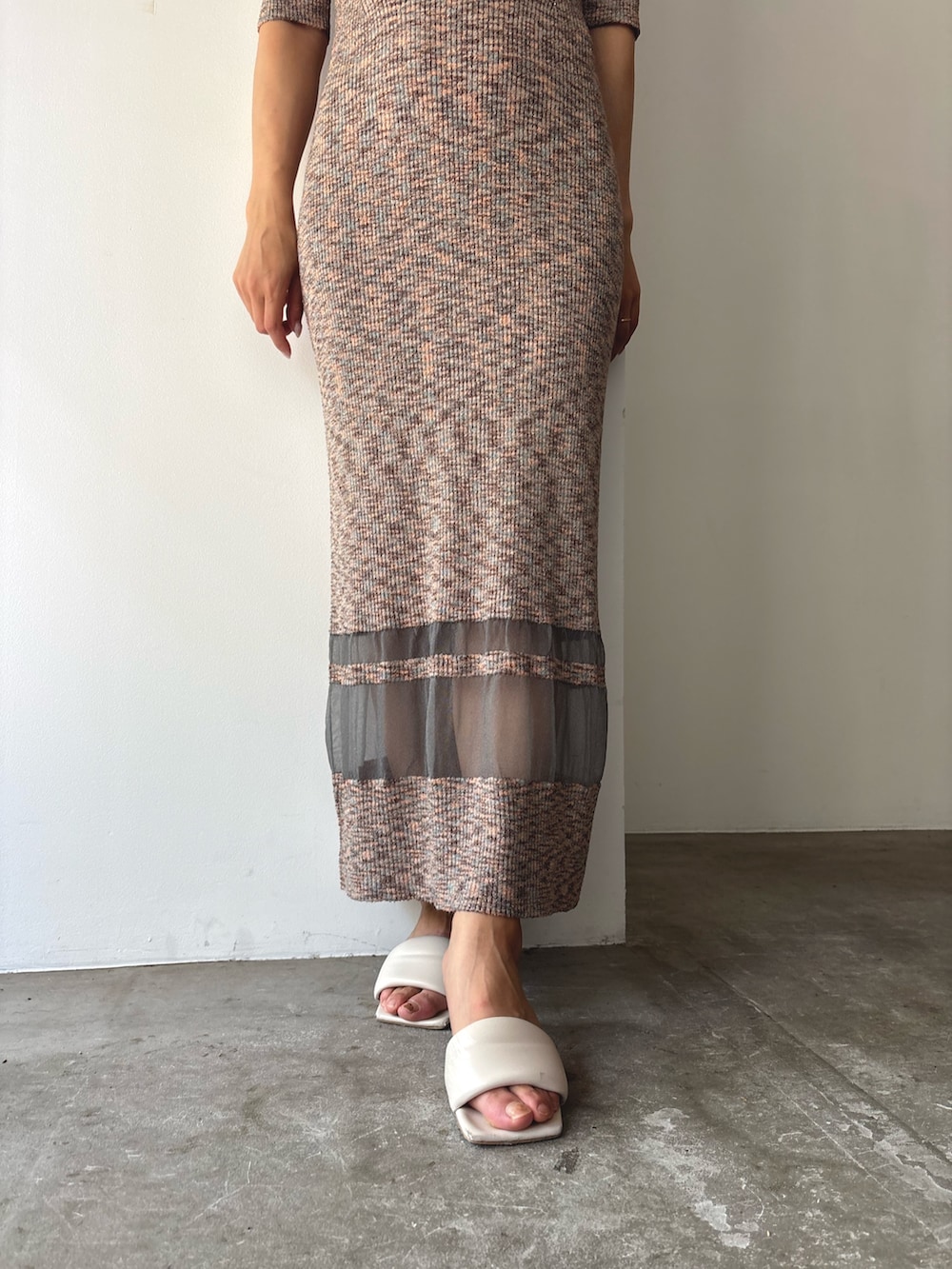 その他のワンピース、ホワイト系のシャツ/ブラウス、ホワイト系のサンダルを着用したレディースの春コーディネートの4枚目の写真