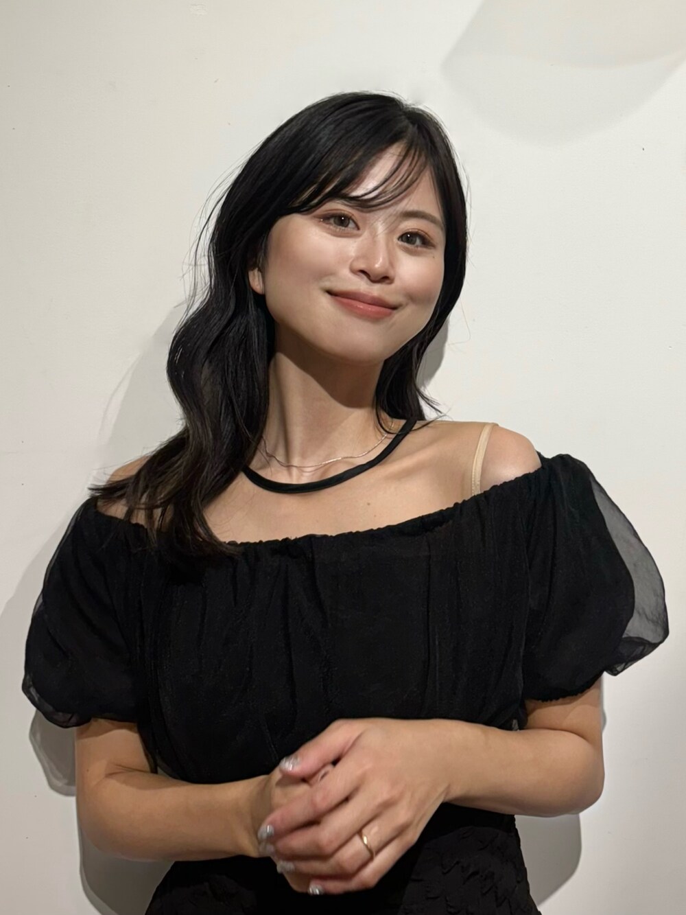 ブラック系のドレスを着用したレディースの冬コーディネートの2枚目の写真