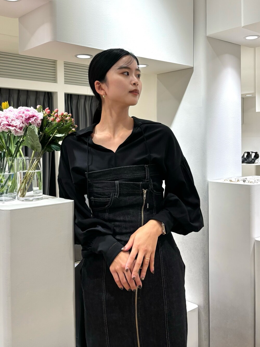 ブラック系のワンピース、ホワイト系のパンプス、ブラック系のシャツ/ブラウスを着用したレディースの春コーディネートの2枚目の写真