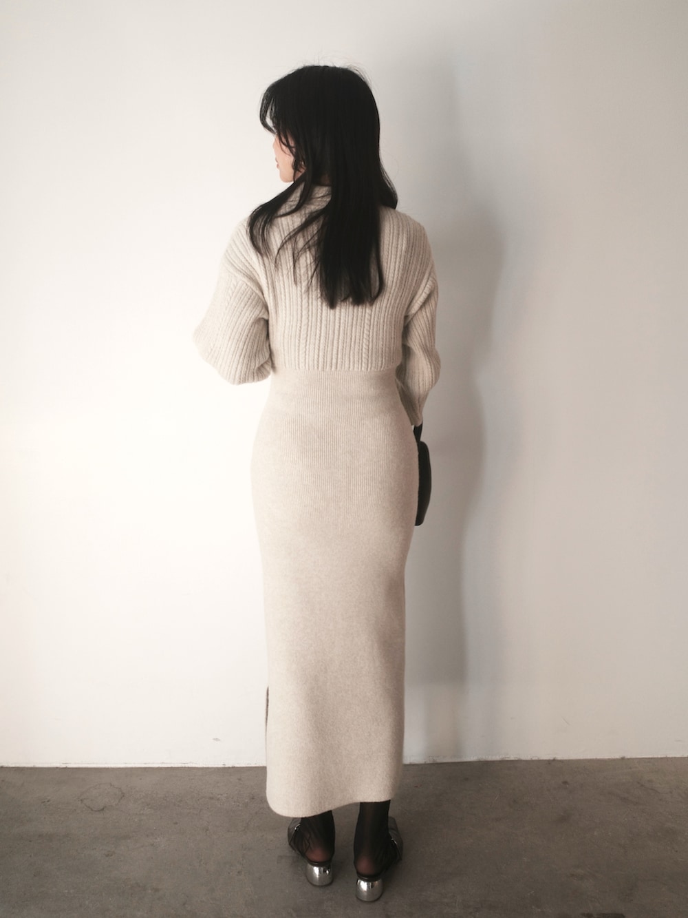 ベージュ系のワンピース、ブラウン系のボストンバッグ、ブラウン系のパンプスを着用したレディースの秋コーディネートの3枚目の写真