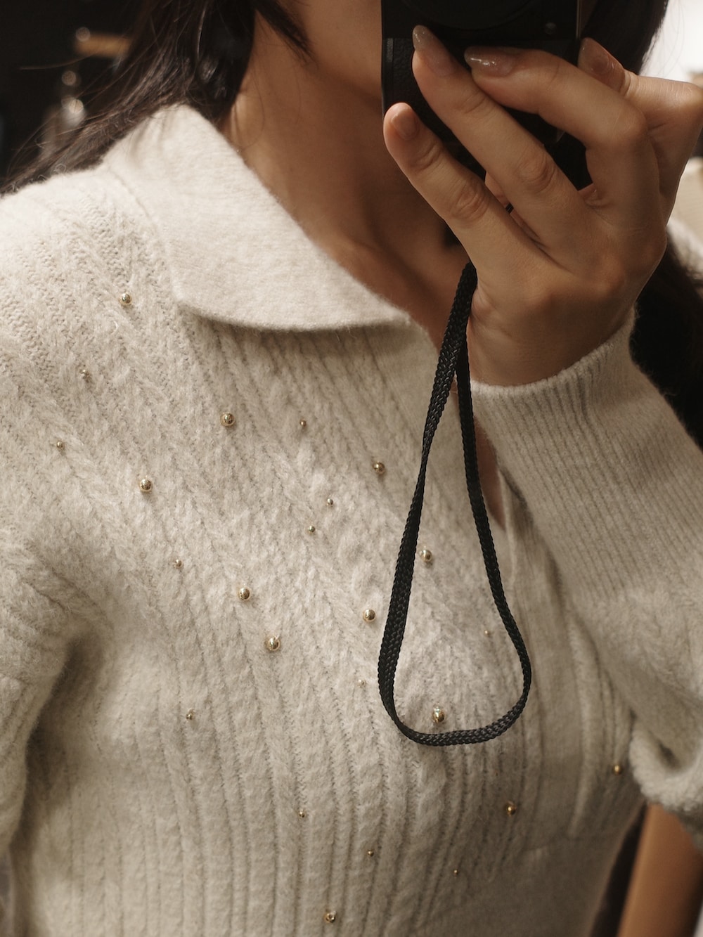 ベージュ系のワンピース、ブラウン系のボストンバッグ、ブラウン系のパンプスを着用したレディースの秋コーディネートの6枚目の写真