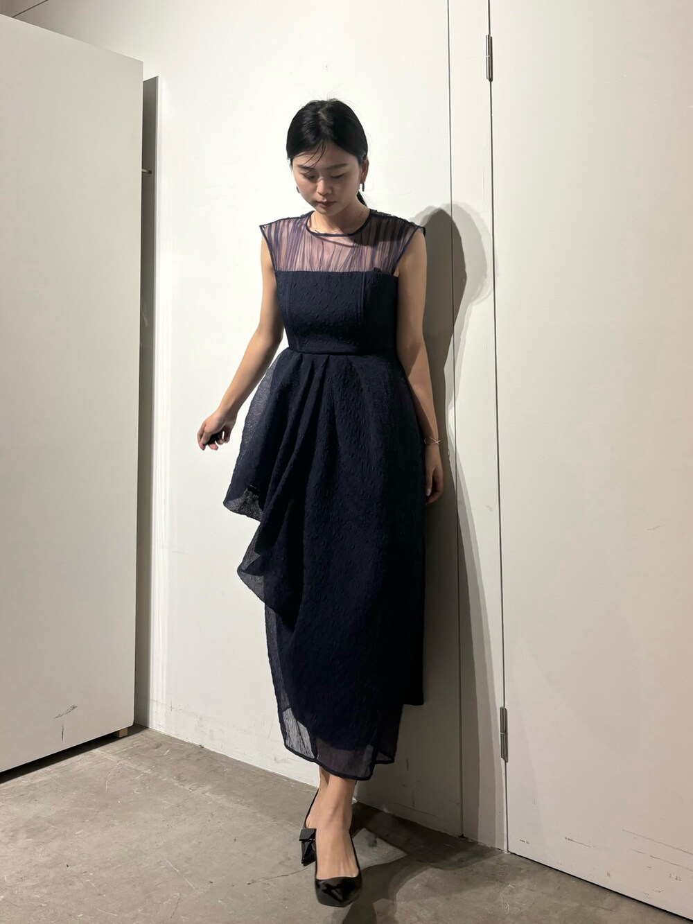 ブルー系のドレスを着用したレディースの春コーディネートの3枚目の写真