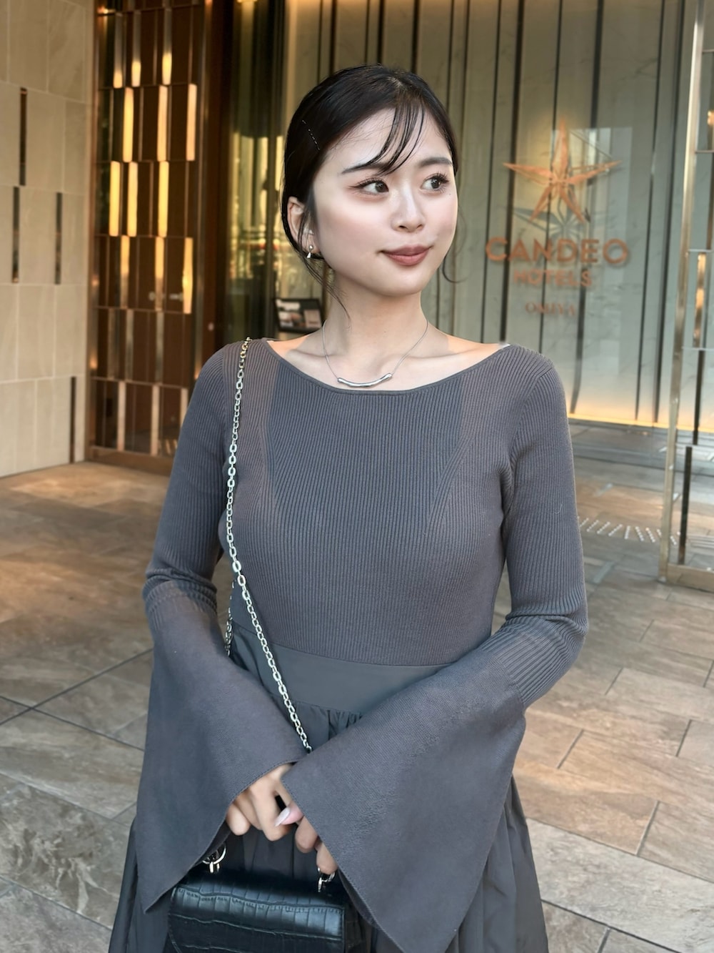 ホワイト系のワンピースを着用したレディースの冬コーディネートの4枚目の写真