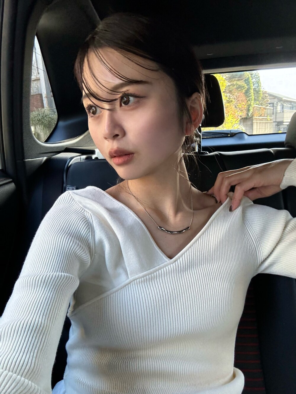 ホワイト系のワンピースを着用したレディースの冬コーディネートの4枚目の写真