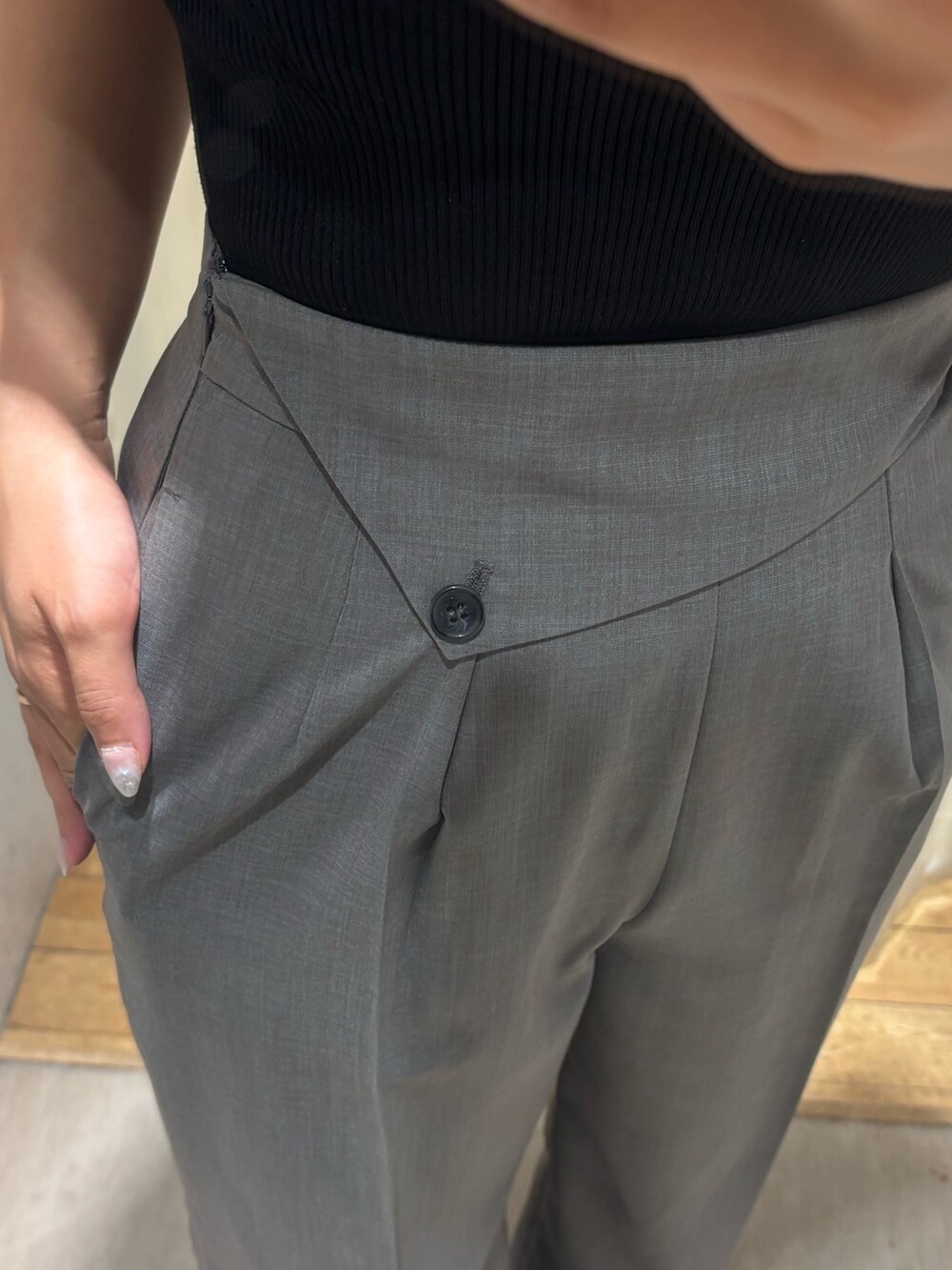 グレー系のその他パンツ、ブラック系のニット/セーター、ブラック系のサンダルを着用したレディースの春コーディネートの5枚目の写真