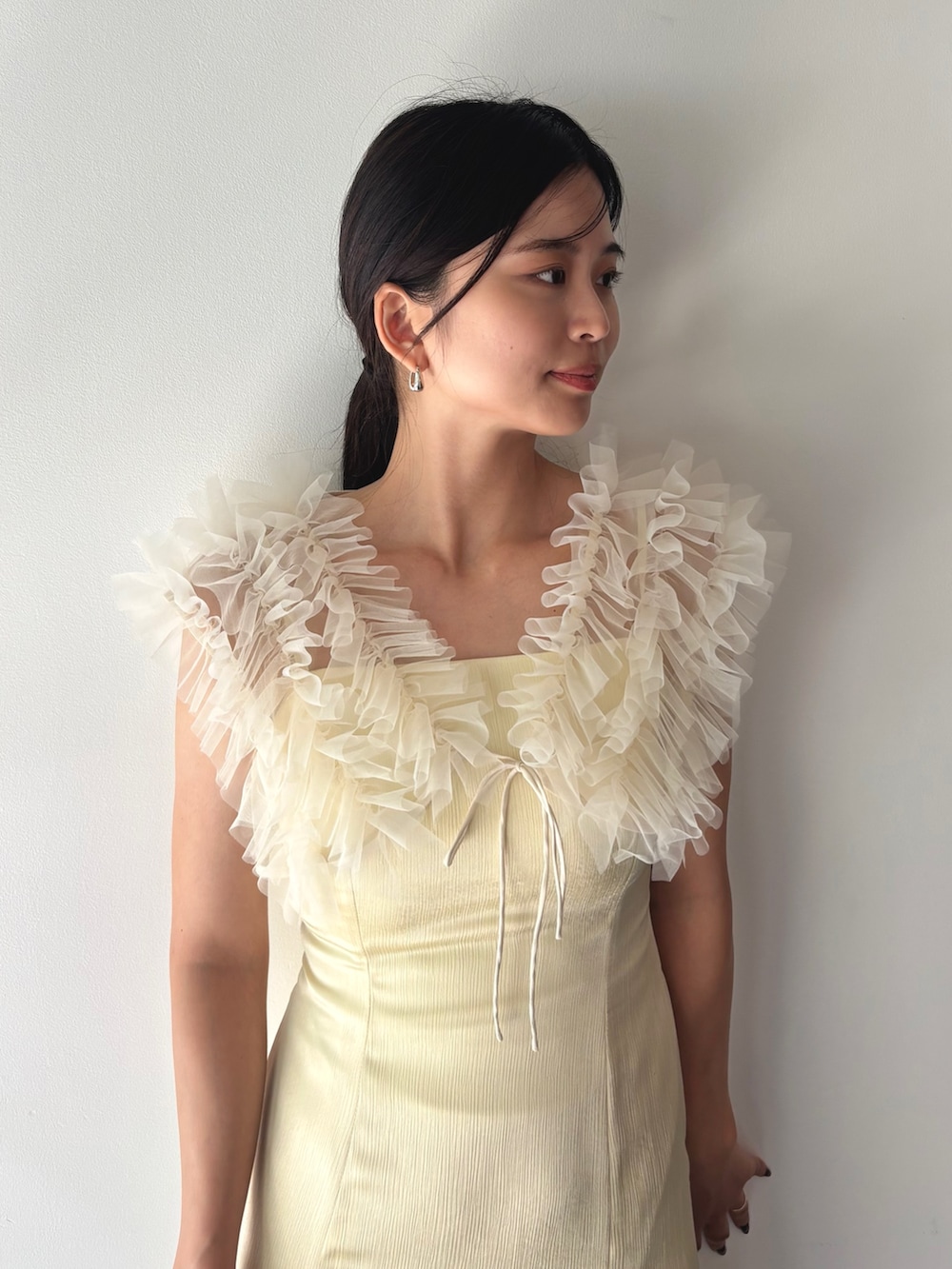 イエロー系のドレス、ブラック系のパンプスを着用したレディースの夏コーディネートの4枚目の写真