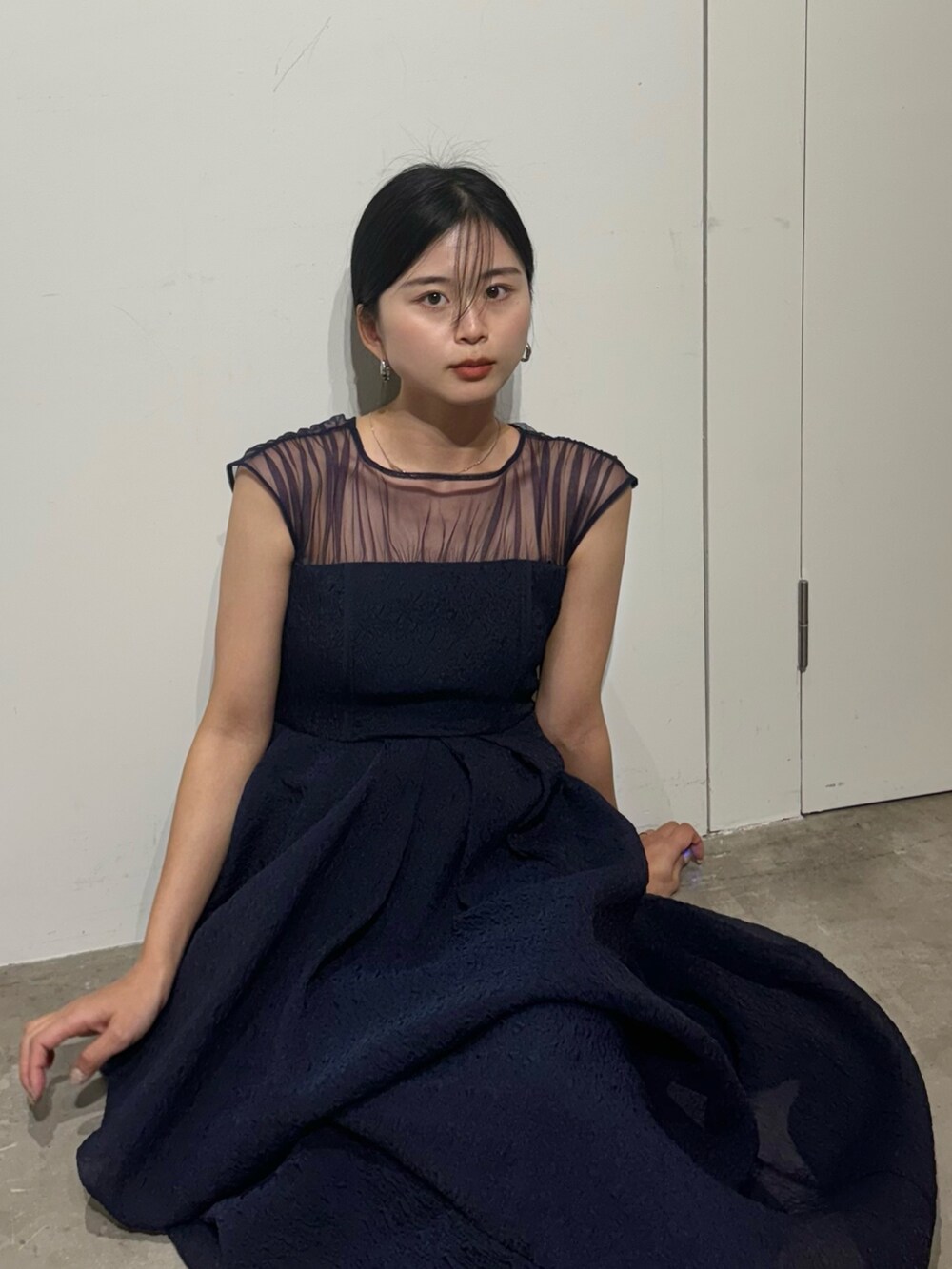 ブルー系のドレスを着用したレディースの春コーディネートの6枚目の写真