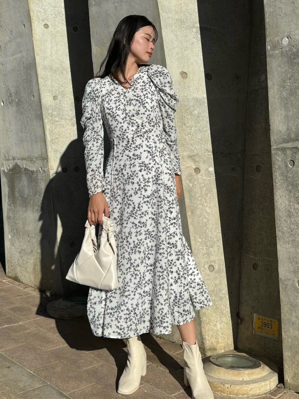 ホワイト系のワンピースを着用したレディースの冬コーディネートの2枚目の写真