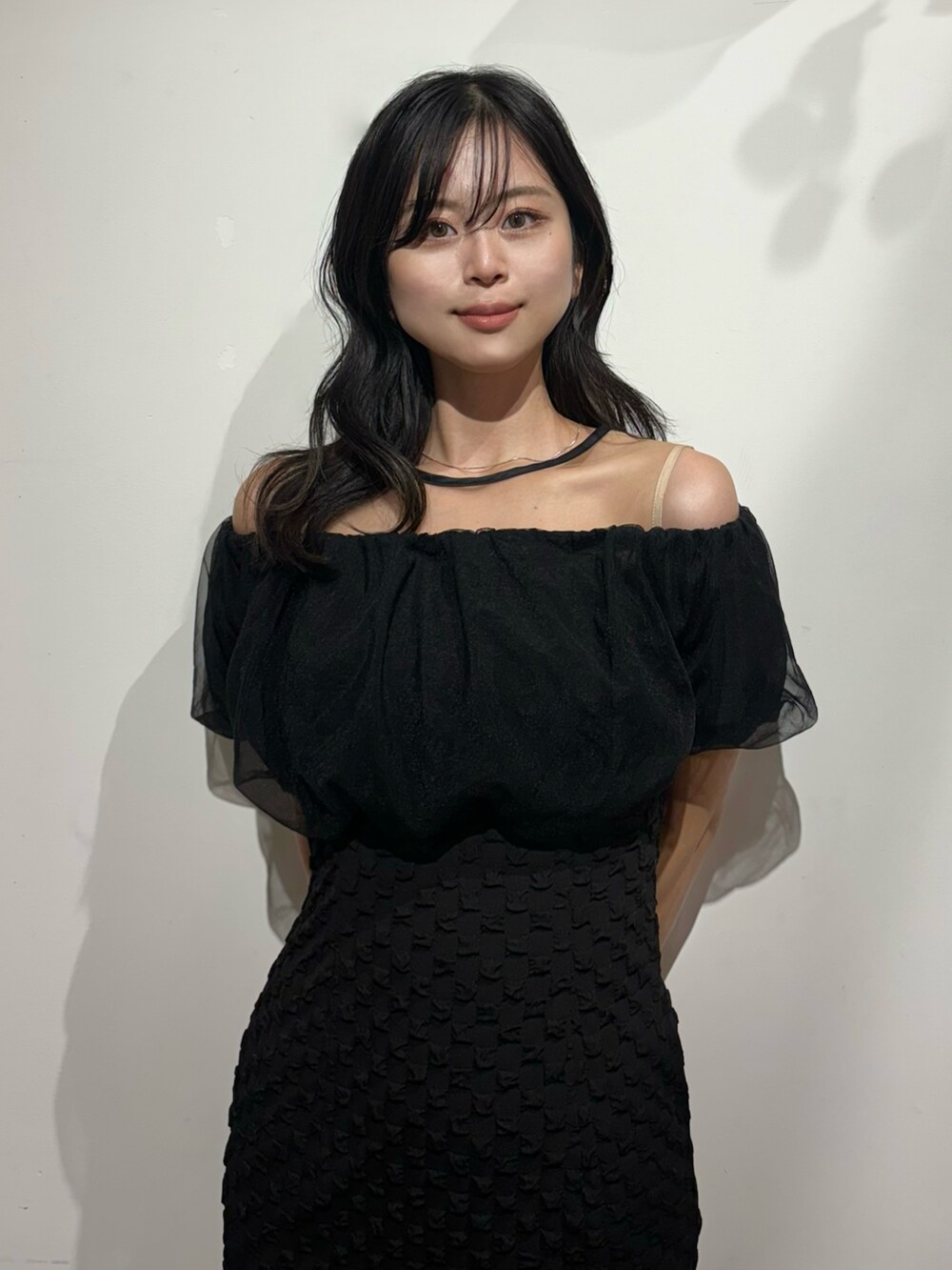 ブラック系のドレスを着用したレディースの冬コーディネートの3枚目の写真