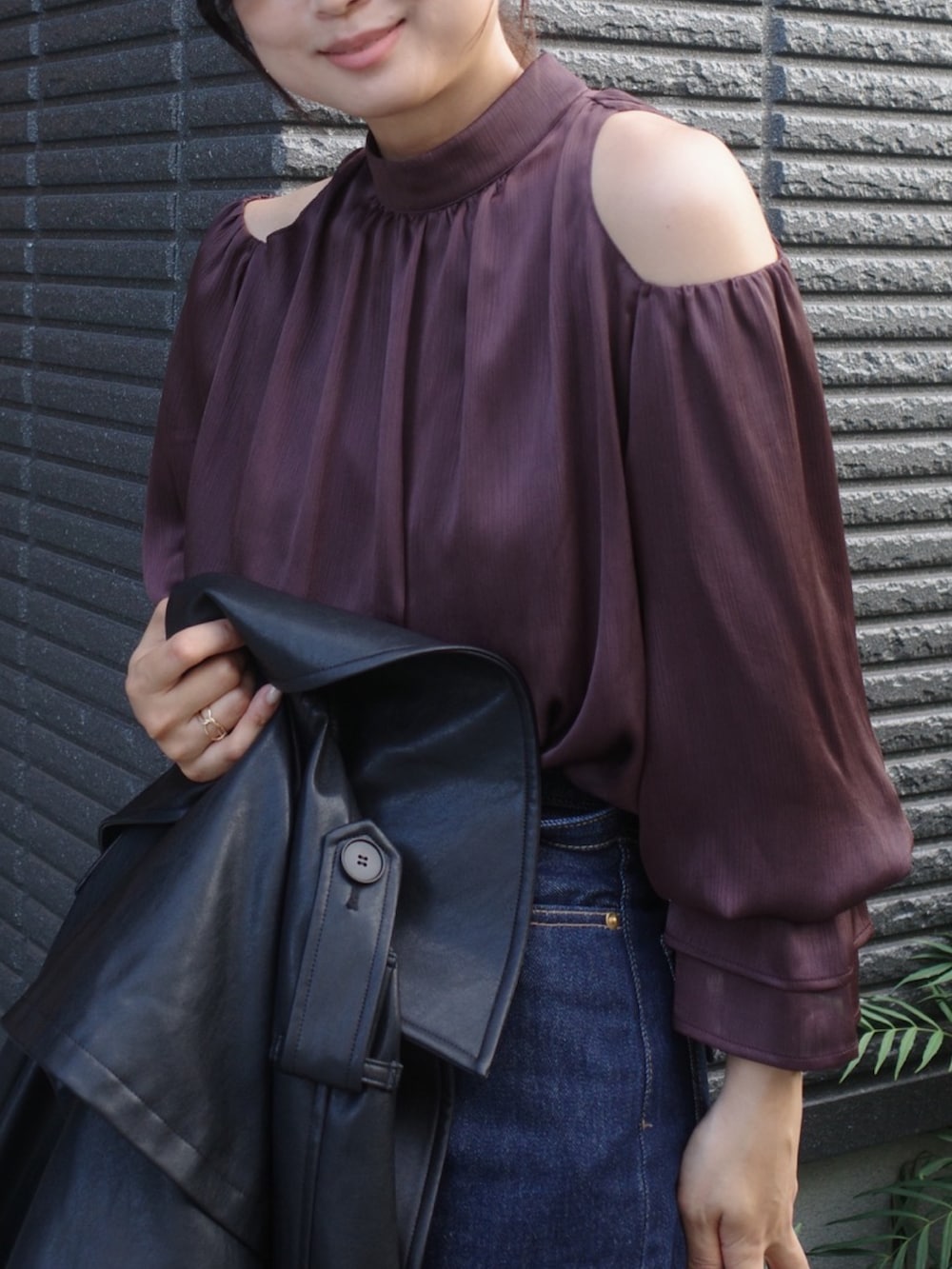 ブラウン系のシャツ/ブラウス、ブルー系のデニムパンツ、ブラック系のその他アウターを着用したレディースの夏コーディネートの5枚目の写真
