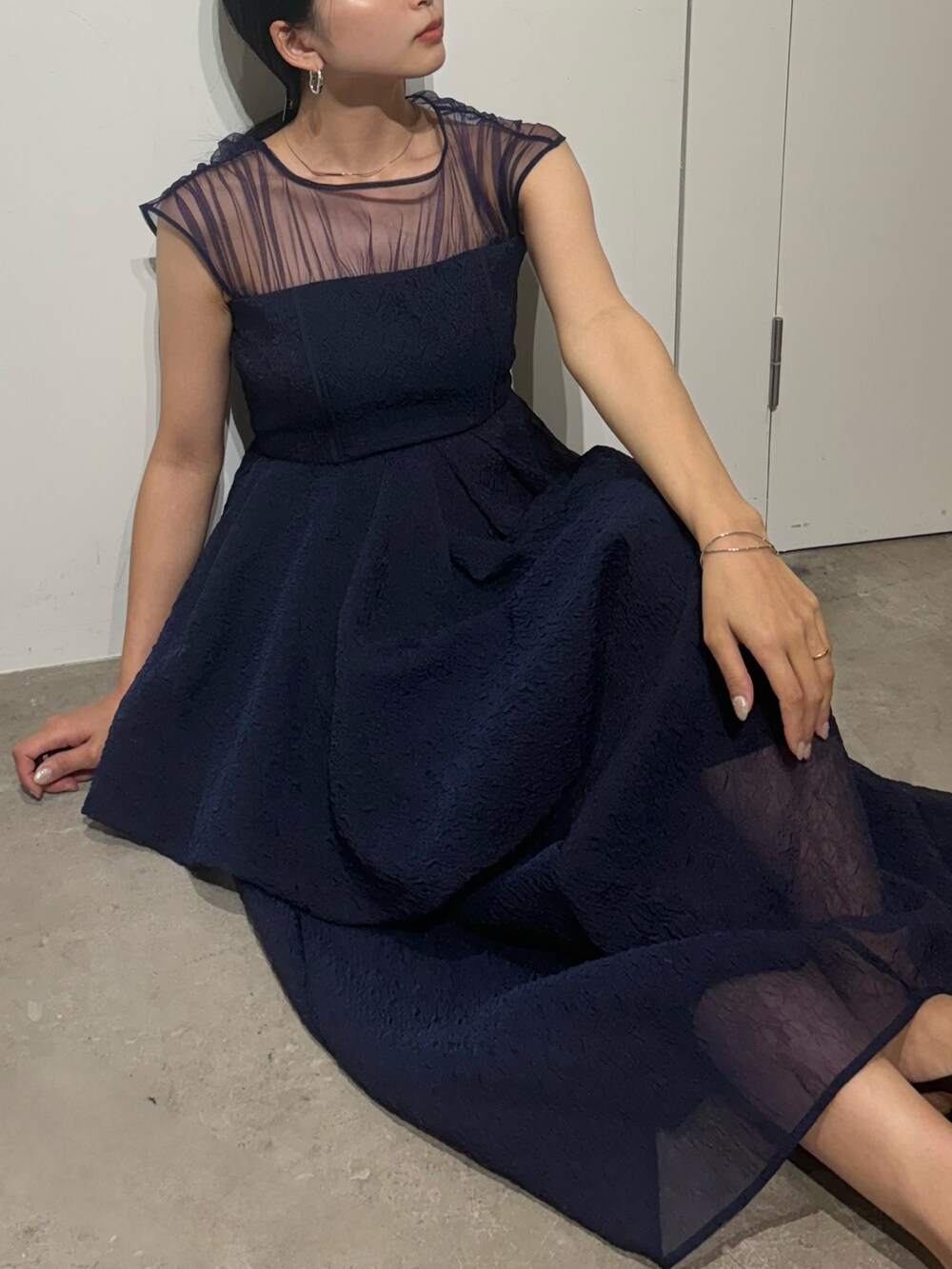 ブルー系のドレスを着用したレディースの春コーディネートの5枚目の写真