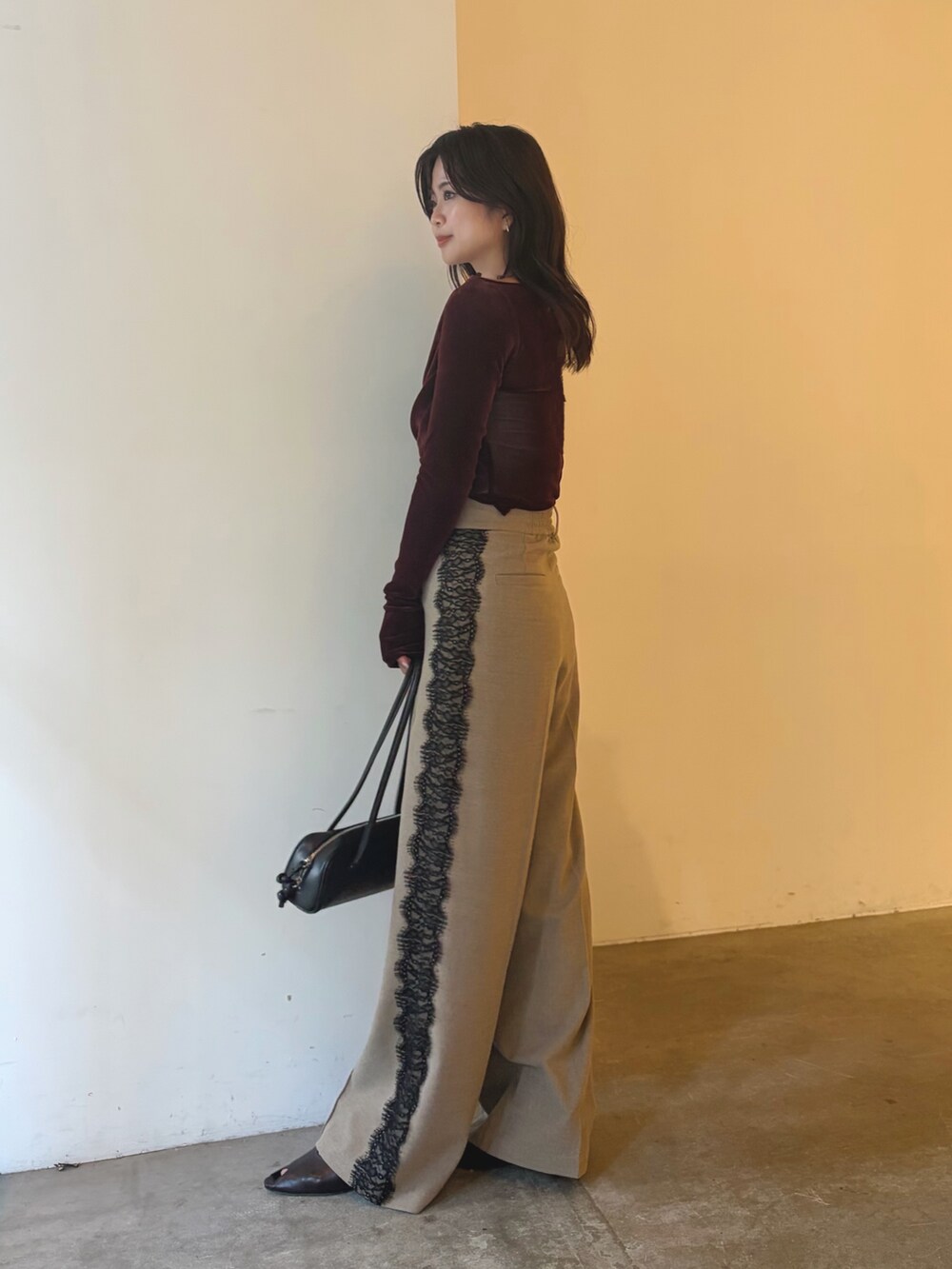 レッド系のTシャツ/カットソー、ブラウン系のパンプスを着用したレディースの夏コーディネートの2枚目の写真
