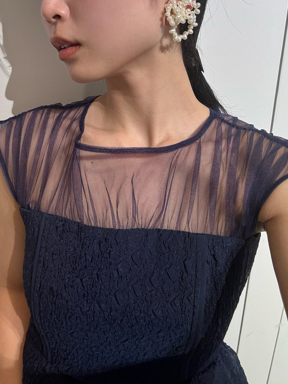 ブルー系のドレスを着用したレディースの春コーディネートの7枚目の写真