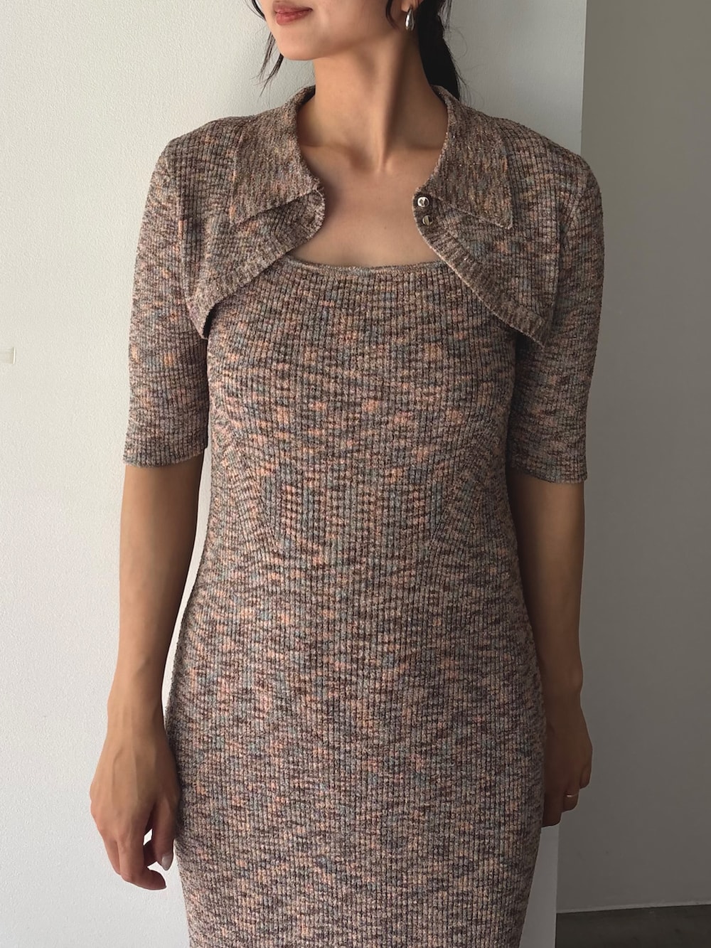 その他のワンピース、ホワイト系のシャツ/ブラウス、ホワイト系のサンダルを着用したレディースの春コーディネートの3枚目の写真