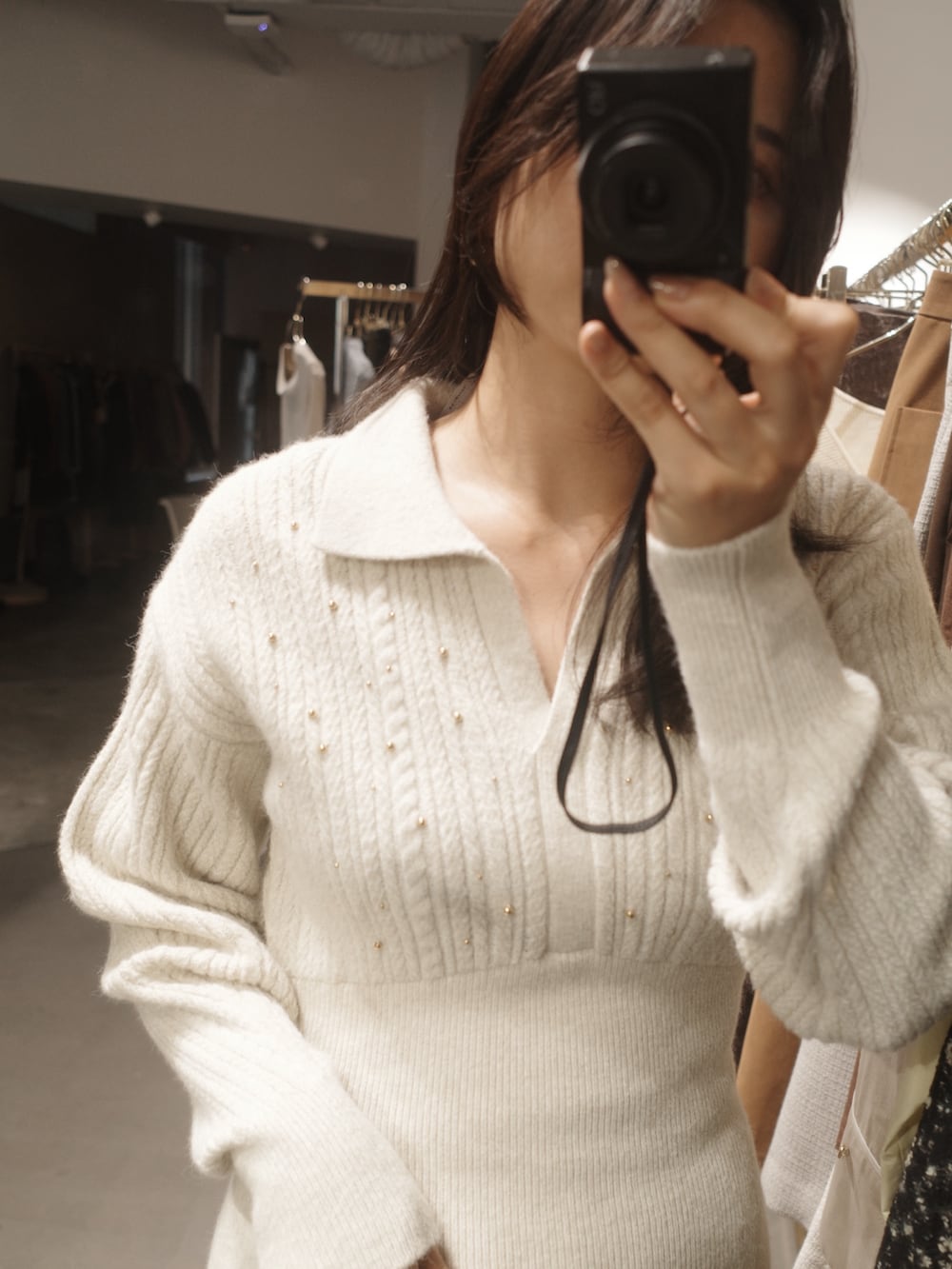 ベージュ系のワンピース、ブラウン系のボストンバッグ、ブラウン系のパンプスを着用したレディースの秋コーディネートの5枚目の写真