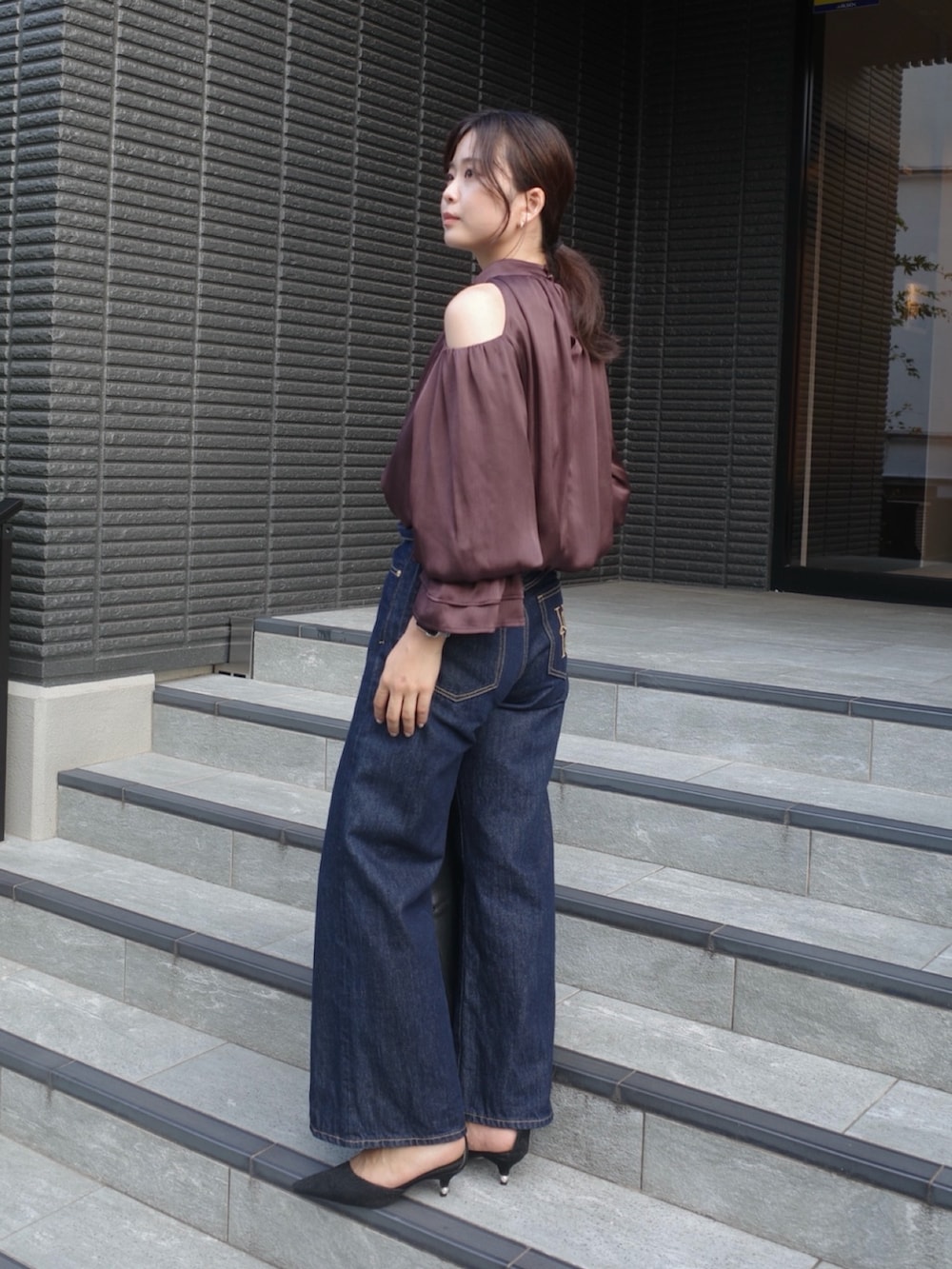 ブラウン系のシャツ/ブラウス、ブルー系のデニムパンツ、ブラック系のその他アウターを着用したレディースの夏コーディネートの2枚目の写真