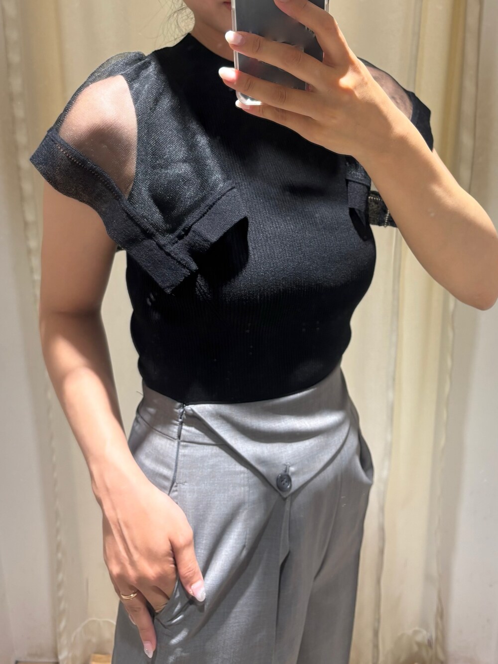 グレー系のその他パンツ、ブラック系のニット/セーター、ブラック系のサンダルを着用したレディースの春コーディネートの2枚目の写真