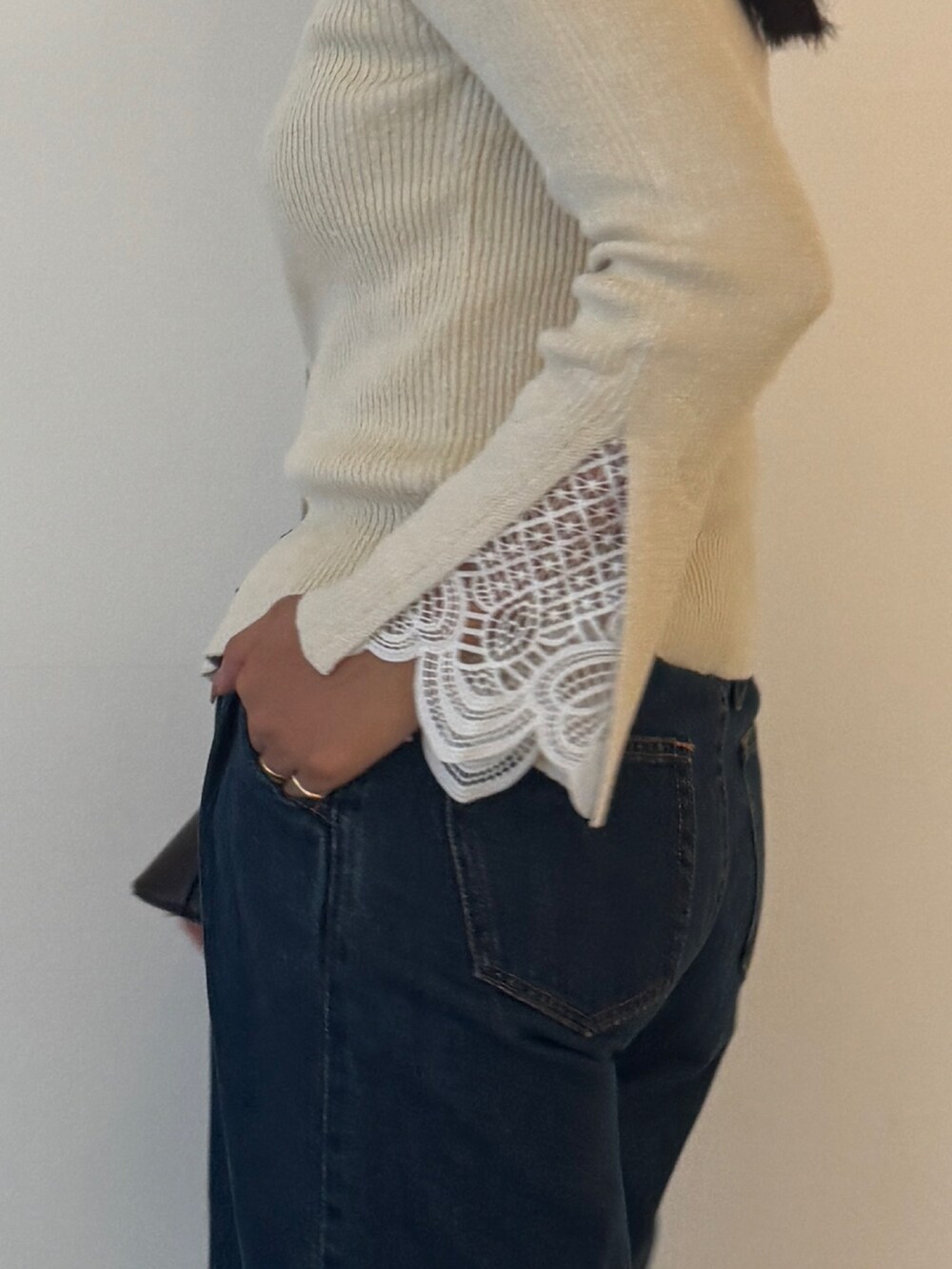 ホワイト系のニット/セーター、ブルー系のデニムパンツ、ブラウン系のパンプスを着用したレディースの秋コーディネートの7枚目の写真