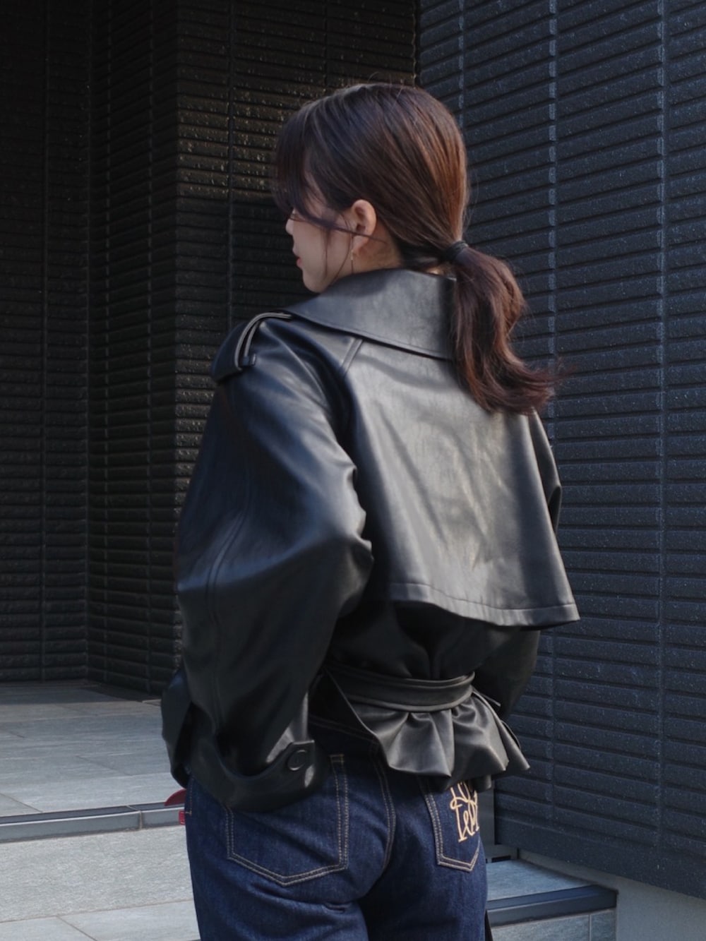 ブラウン系のシャツ/ブラウス、ブルー系のデニムパンツ、ブラック系のその他アウターを着用したレディースの夏コーディネートの9枚目の写真
