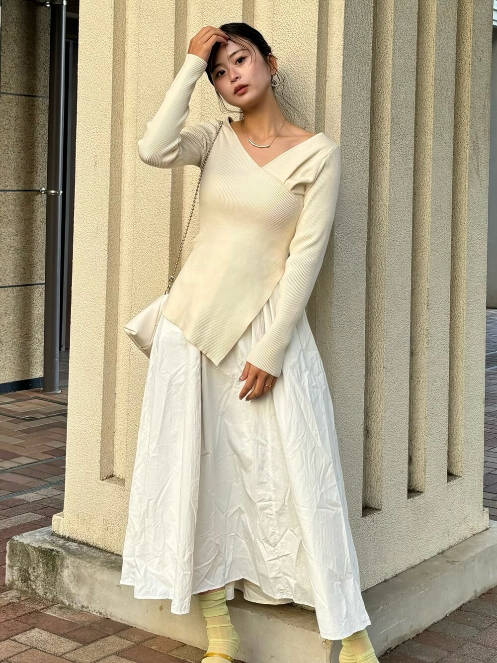 ホワイト系のワンピースを着用したレディースの冬コーディネートの2枚目の写真