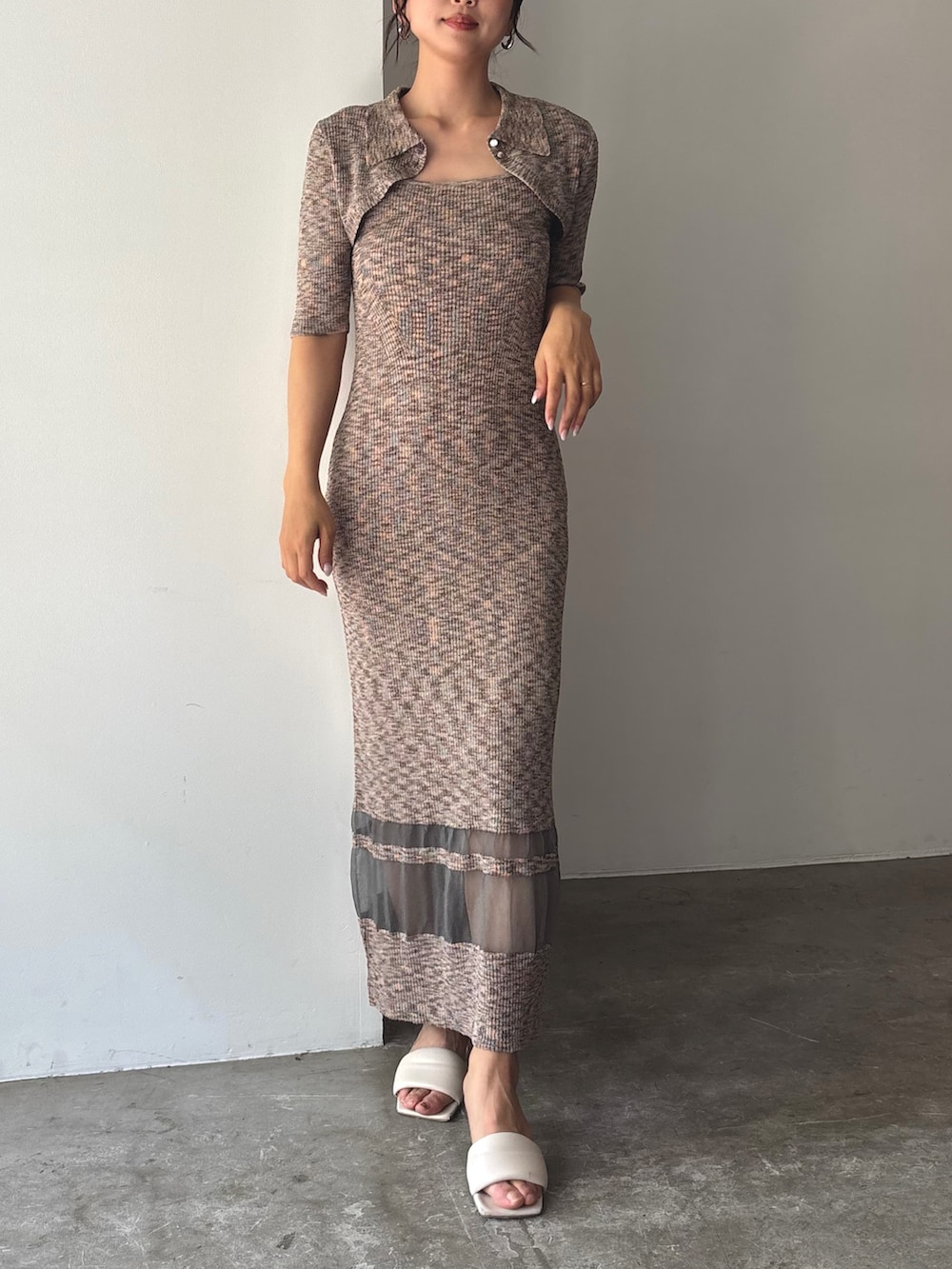 その他のワンピース、ホワイト系のシャツ/ブラウス、ホワイト系のサンダルを着用したレディースの春コーディネートの2枚目の写真