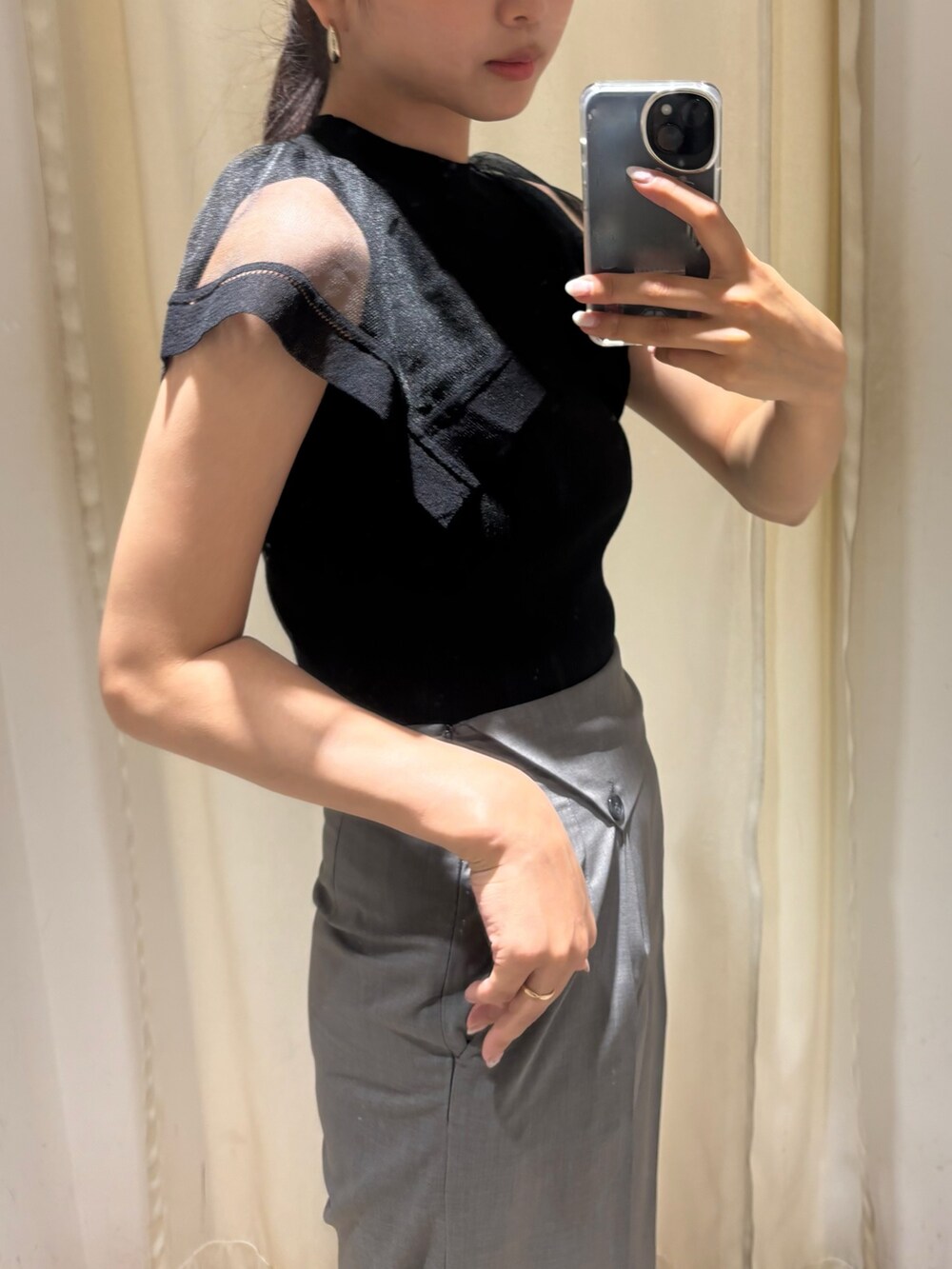 グレー系のその他パンツ、ブラック系のニット/セーター、ブラック系のサンダルを着用したレディースの春コーディネートの3枚目の写真