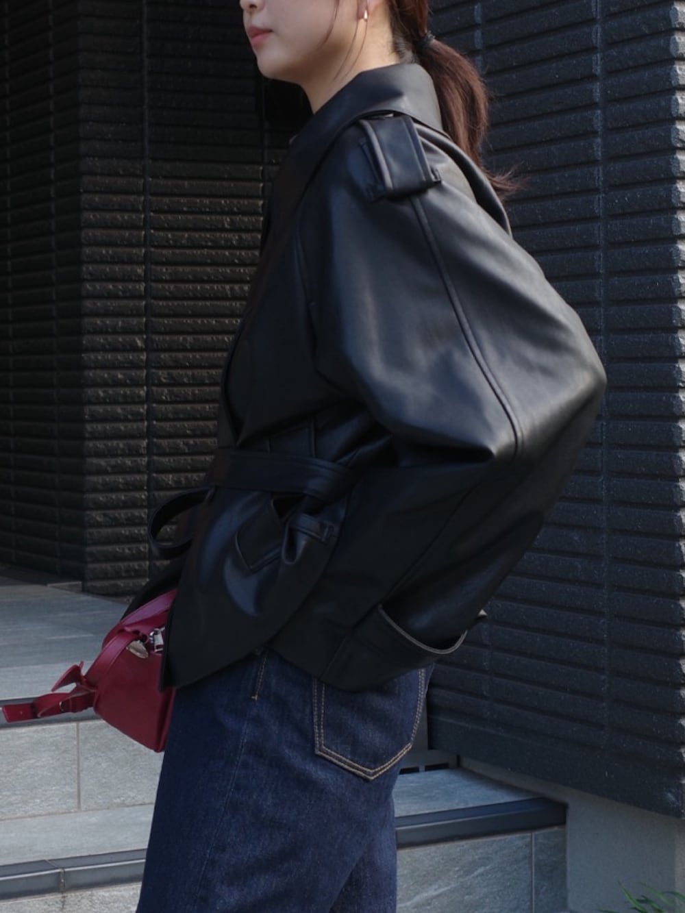 ブラウン系のシャツ/ブラウス、ブルー系のデニムパンツ、ブラック系のその他アウターを着用したレディースの夏コーディネートの8枚目の写真