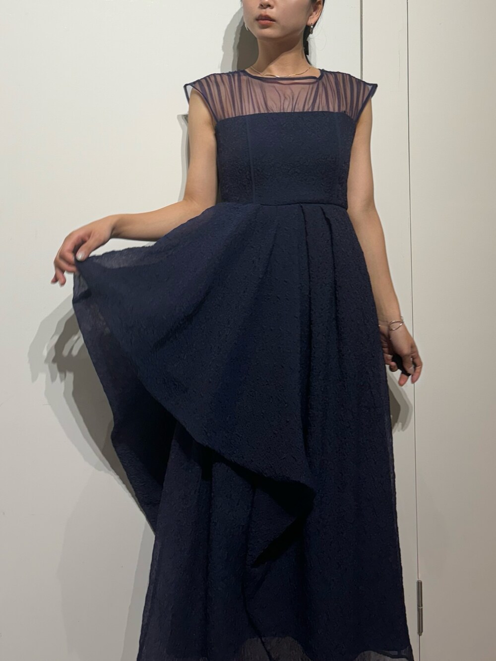 ブルー系のドレスを着用したレディースの春コーディネートの4枚目の写真