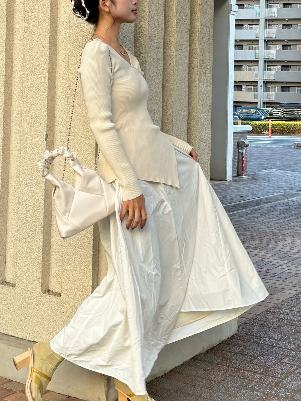 ホワイト系のワンピースを着用したレディースの冬コーディネートの3枚目の写真