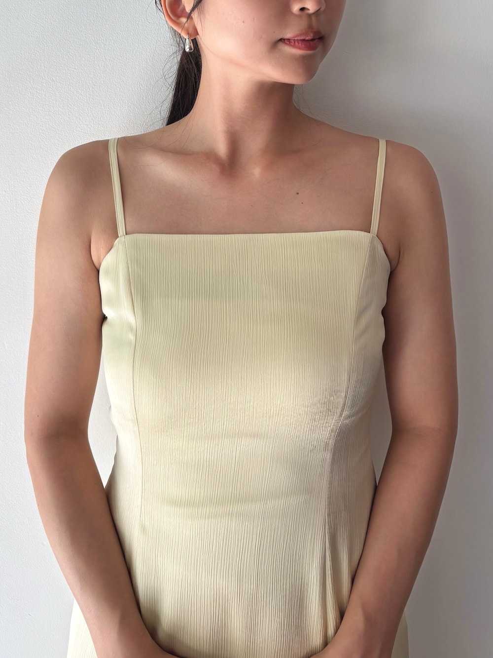 イエロー系のドレス、ブラック系のパンプスを着用したレディースの夏コーディネートの6枚目の写真