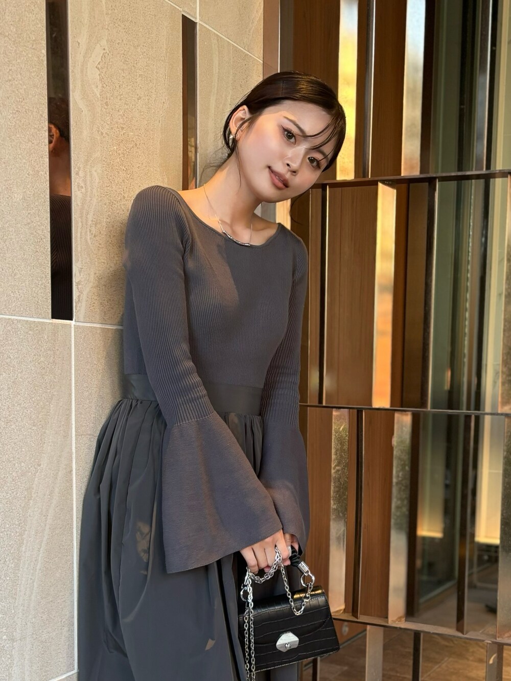 ホワイト系のワンピースを着用したレディースの冬コーディネートの5枚目の写真