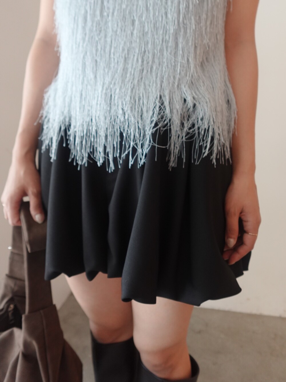 ブルー系のTシャツ/カットソー、ブラック系のその他パンツを着用したレディースの夏コーディネートの5枚目の写真