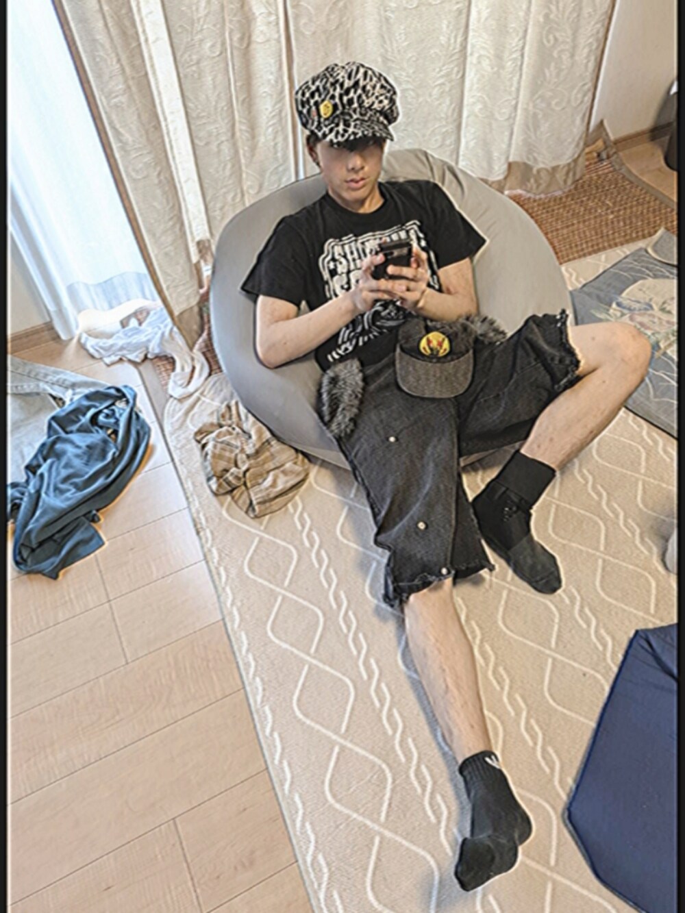 ブラック系のTシャツ/カットソー、ブラック系のデニムパンツ、ブラック系のデニムパンツを着用したメンズの夏コーディネートの2枚目の写真