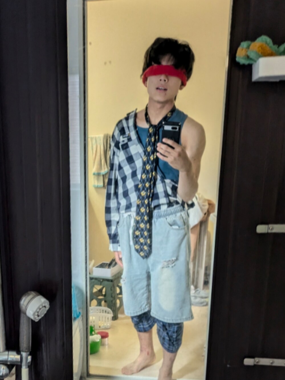 ブルー系のシャツ/ブラウス、ブルー系のタンクトップ、ブルー系のパンツを着用したメンズの夏コーディネートの2枚目の写真