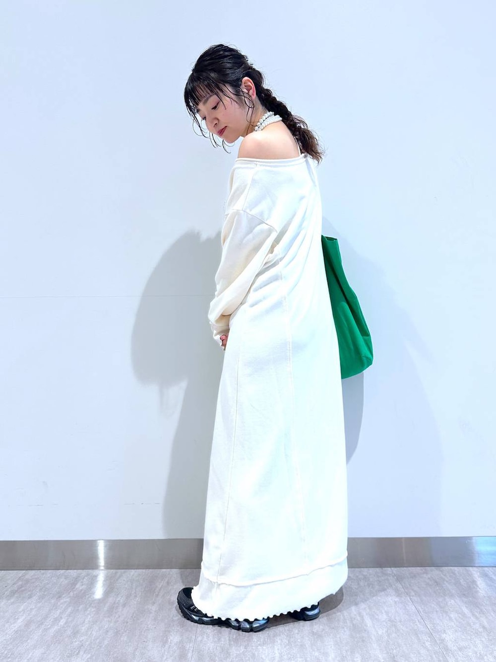 ホワイト系のワンピース、ベージュ系のネックレスを着用したレディースの春コーディネートの3枚目の写真