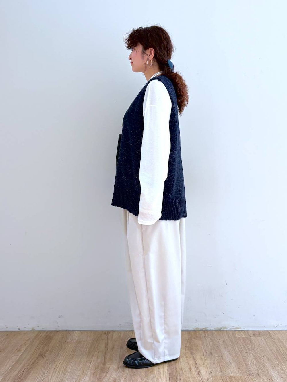 ブラウン系のその他パンツ、ホワイト系のTシャツ/カットソー、イエロー系のTシャツ/カットソーを着用したレディースの春コーディネートの2枚目の写真