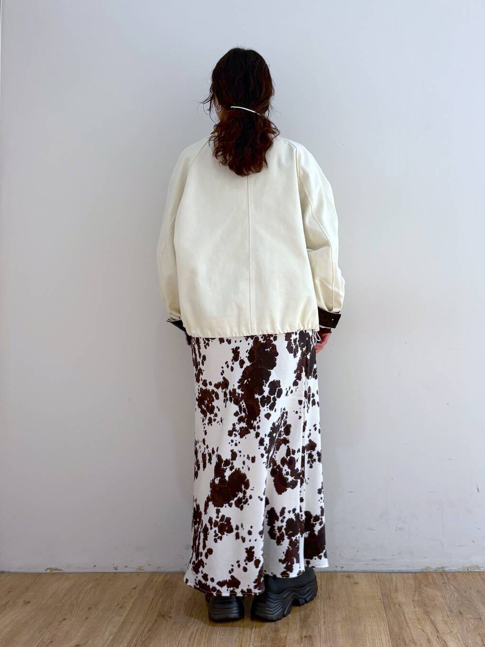 ブラック系のブーツ、その他のスカート、ブラウン系のTシャツ/カットソーを着用したレディースの秋コーディネートの3枚目の写真