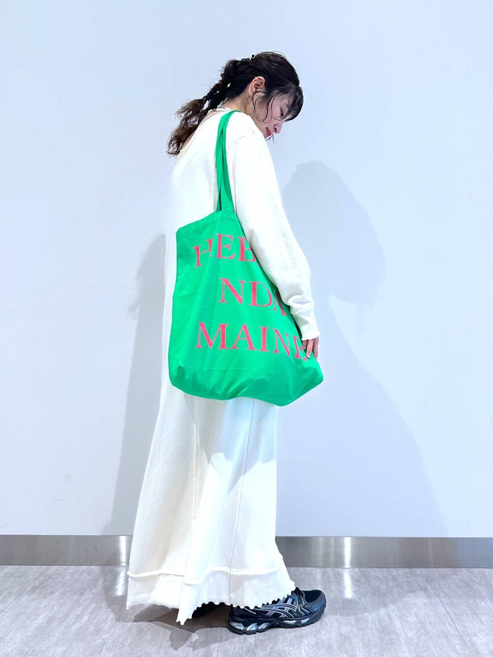 ホワイト系のワンピース、ベージュ系のネックレスを着用したレディースの春コーディネートの2枚目の写真