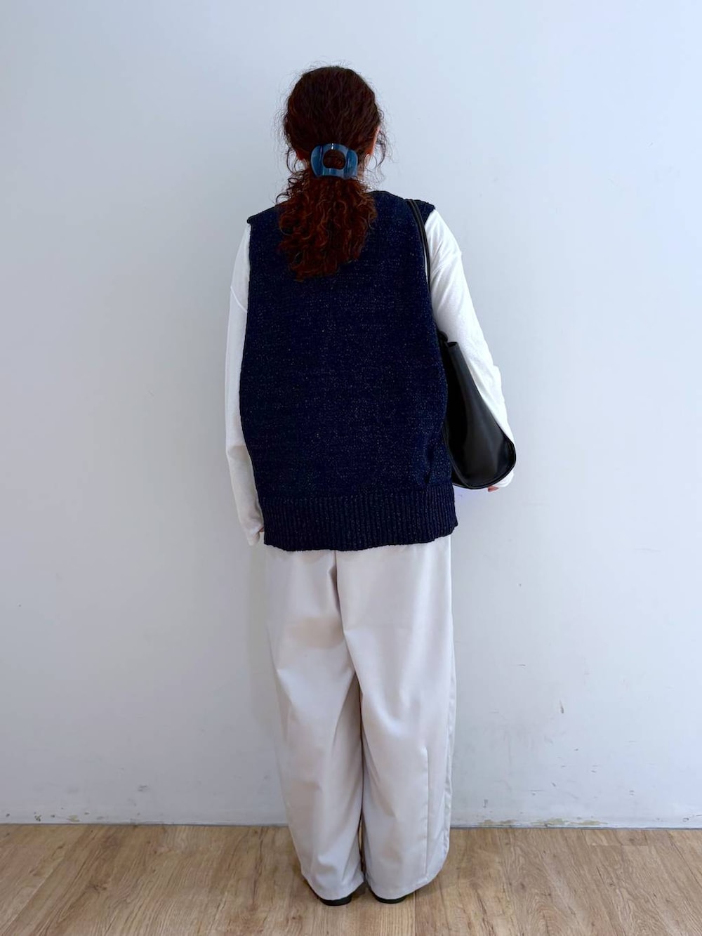 ブラウン系のその他パンツ、ホワイト系のTシャツ/カットソー、イエロー系のTシャツ/カットソーを着用したレディースの春コーディネートの3枚目の写真