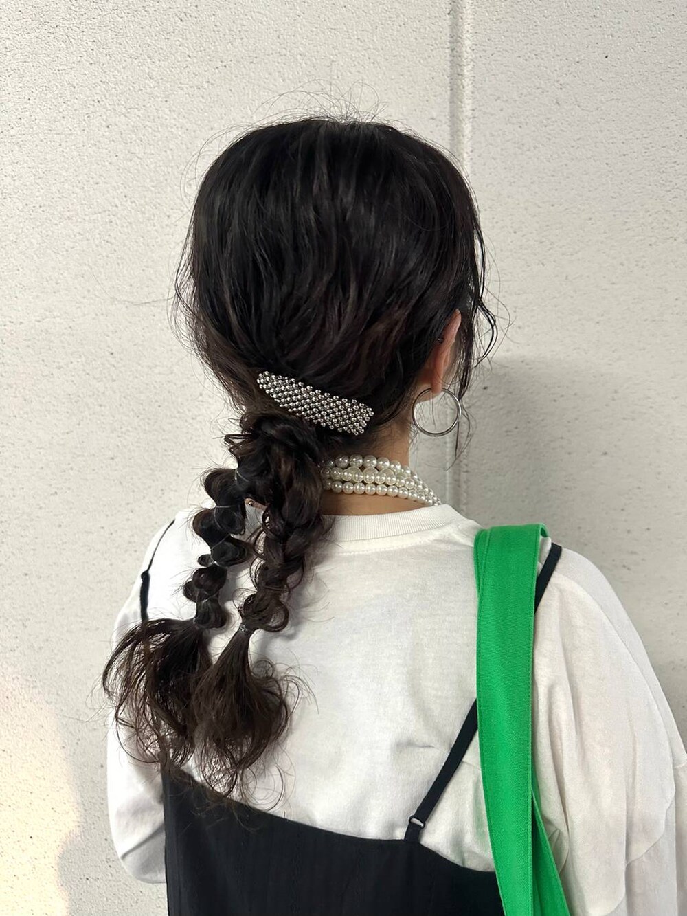 ホワイト系のTシャツ/カットソー、ブルー系のその他パンツ、ブラック系のワンピースを着用したレディースの春コーディネートの2枚目の写真