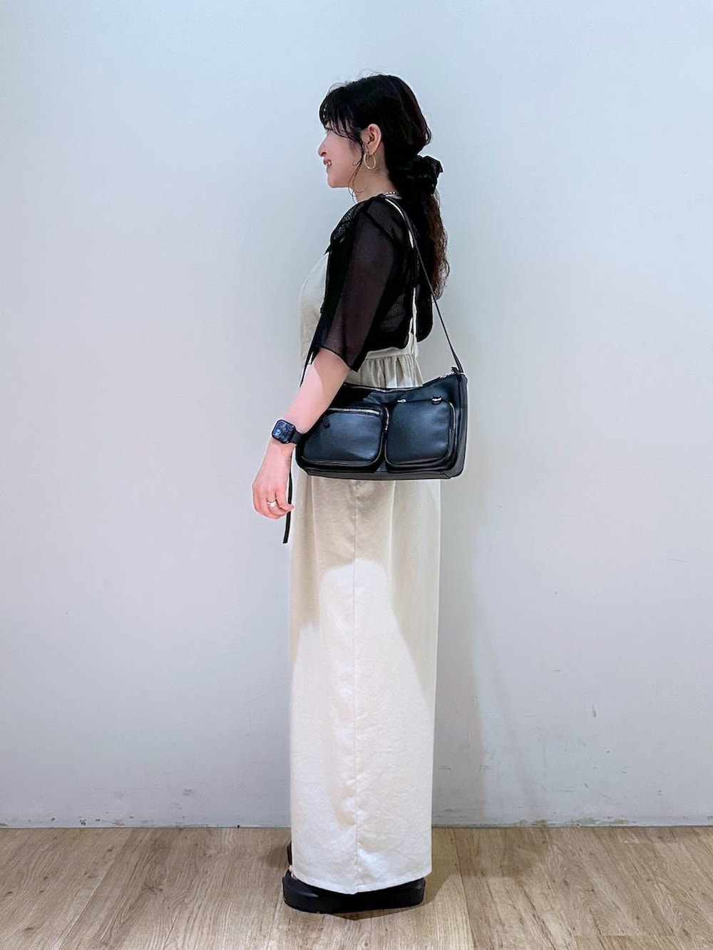 ベージュ系のサロペット/オーバーオール、ブラック系のサンダル、ブラック系のTシャツ/カットソーを着用したレディースの夏コーディネートの2枚目の写真