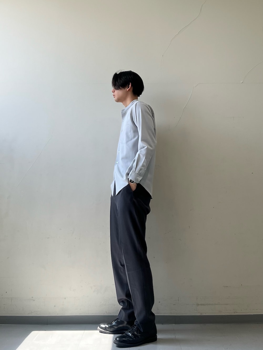 グレー系のシャツ/ブラウス、グレー系のその他パンツ、ブラック系のドレスシューズを着用したメンズの春コーディネートの2枚目の写真