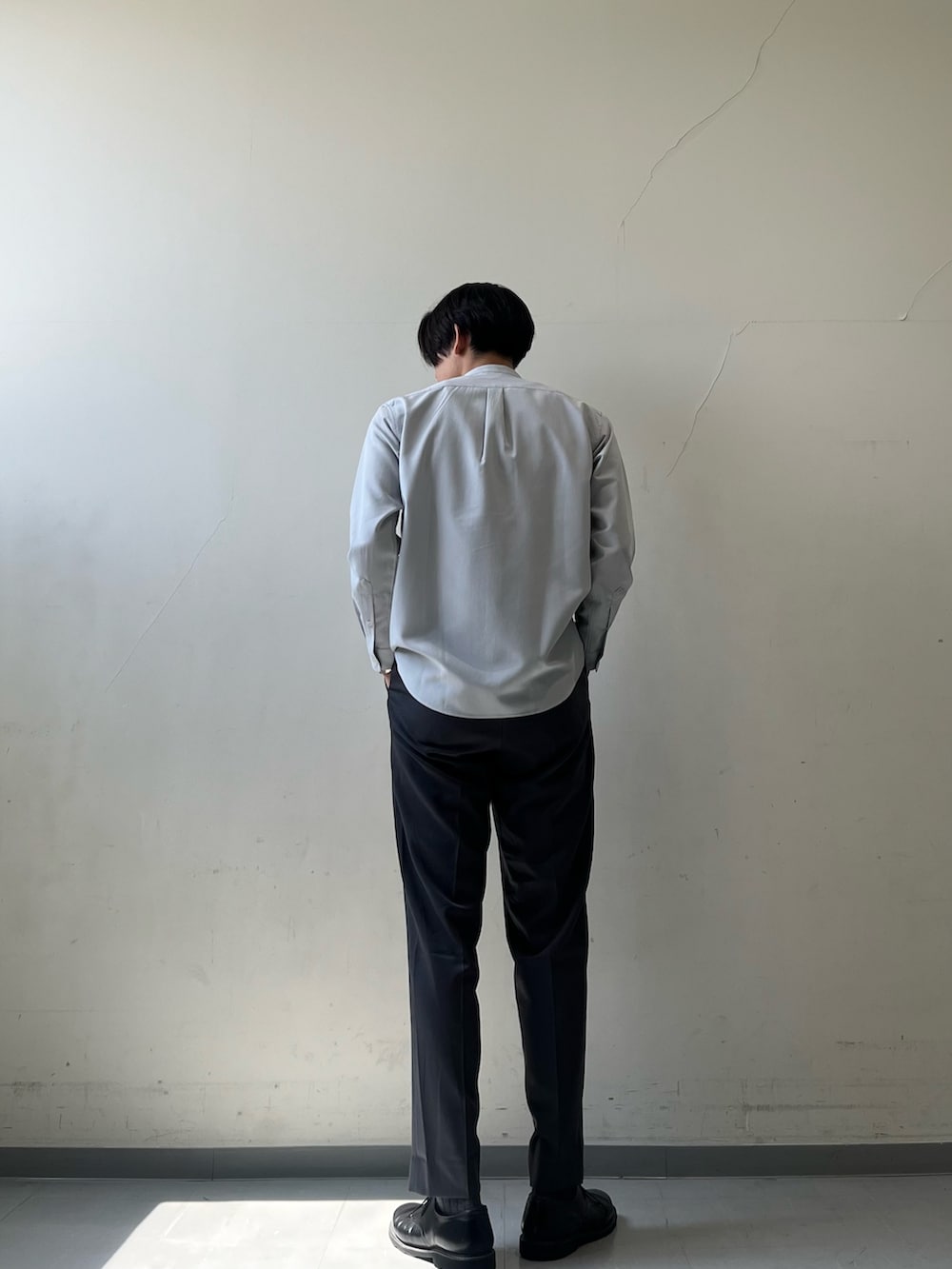 グレー系のシャツ/ブラウス、グレー系のその他パンツ、ブラック系のドレスシューズを着用したメンズの春コーディネートの3枚目の写真