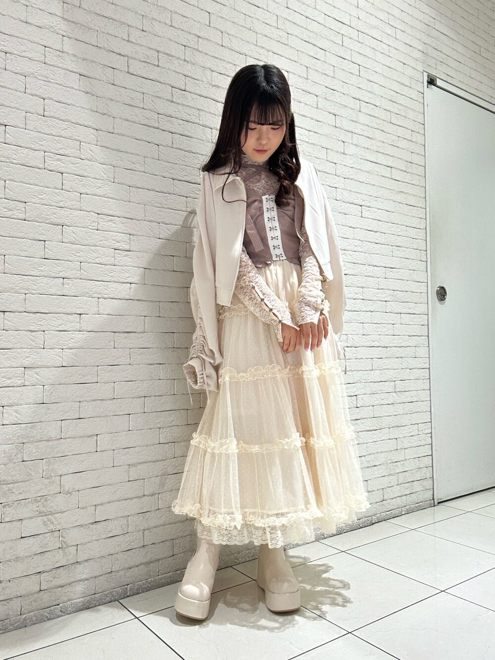 「春色、休日スタイル、デートコーデ、お出かけコーデ、シアートップス、axes femme、axes femme POETIQUE、春、スカートスタイル、カジュアルガーリー、ロングスカート、ビスチェ、レース、ブルゾン、ピンク」｜「axes femmeのドロストスリーブシャツブルゾン（ブルゾン、ホワイト系）」を使った、ありす(axesfemme)さん（骨格ウェーブ・レディース・153cm）の春コーディネートの2枚目の写真
