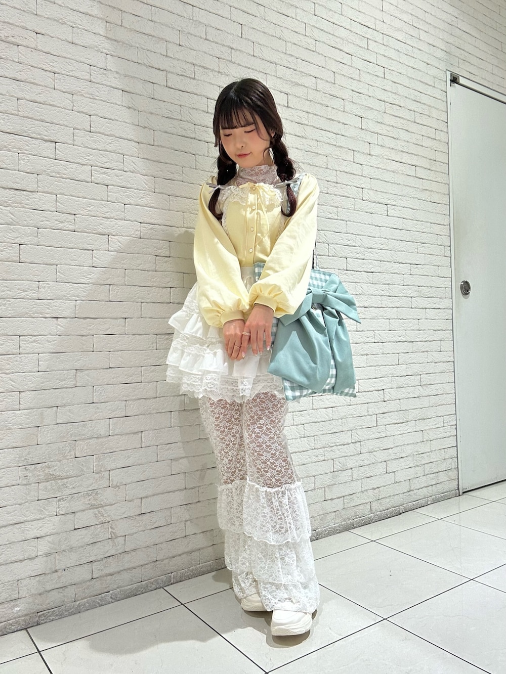 「春色、春めき満開コーデ、淡色コーデ、スニーカー、ミニスカート、リボン、axes femme、axes femme POETIQUE、ホワイトコーデ、低身長女子、イエロー、レース、トートバッグ」|「axes femmeのレースハイカットスニーカー(スニーカー、ホワイト系)」を使った、ありす(axesfemme)さん(骨格ウェーブ・レディース・153cm)の春コーディネートの2枚目の写真