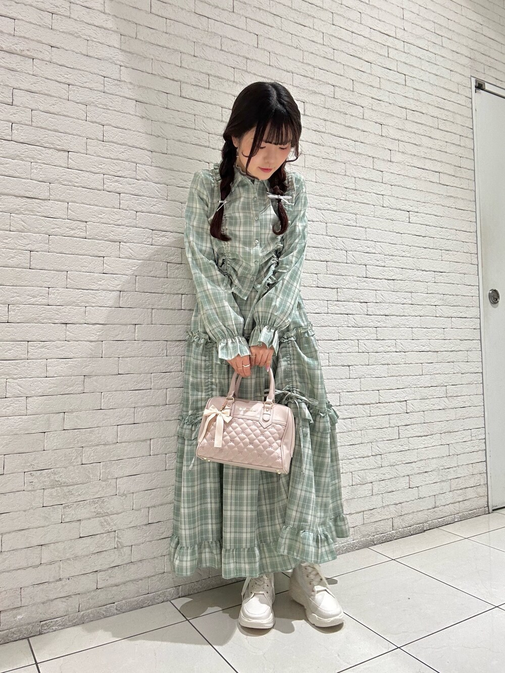 「春色、春めき満開コーデ、スニーカー、axes femme、ラクチンコーデ、シャツコーデ、低身長女子、グリーン、チェック、セットアップ、スカート、ミントグリーン」｜「axes femmeのショート丈ドロストブラウス（シャツ/ブラウス、グリーン系）」を使った、ありす(axesfemme)さん（骨格ウェーブ・レディース・153cm）の春コーディネートの2枚目の写真