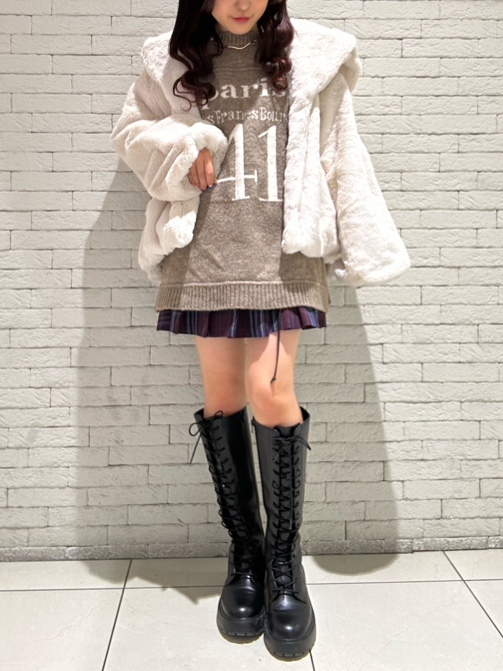 「axes femme、冬アウター、最近のいい感じコーデ、カジュアルスタイル、ロゴニット、コート、ファー、ベージュ、ロングブーツ、ロングニット、ビッグシルエット、骨格ウェーブ、低身長、ゆるコーデ」｜「axes femmeのファーコート（ダッフルコート、ホワイト系）」を使った、ありす(axesfemme)さん（レディース・153cm）の秋コーディネートの2枚目の写真