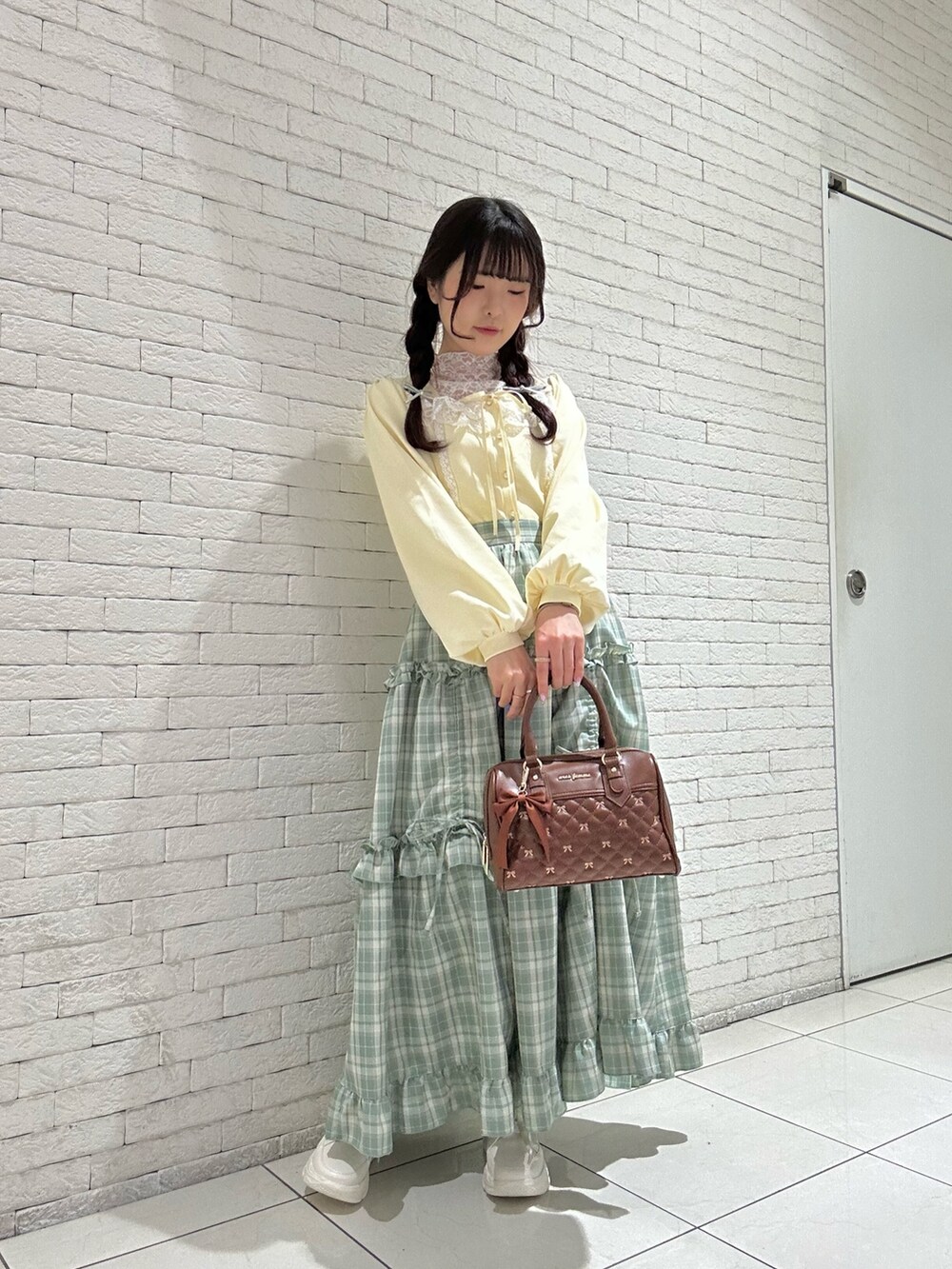 「春色、春めき満開コーデ、淡色コーデ、スニーカー、リボン、axes femme、axes femme POETIQUE、スカートコーデ、ハンドバッグ、低身長女子、イエロー、グリーン、チェックスカート、ロングスカート」｜「axes femme POETIQUEのレースデザインカットプルオーバー（Tシャツ/カットソー、イエロー系）」を使った、ありす(axesfemme)さん（骨格ウェーブ・レディース・153cm）の春コーディネートの2枚目の写真