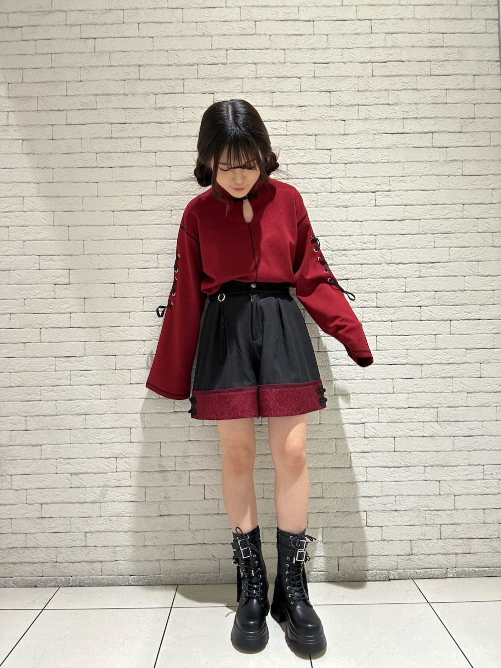 「axes femme、おでかけコーデ、ラフコーデ、パンツスタイル、低身長コーデ、ワントーンコーデ、チャイナ、赤、赤×黒、ショートパンツ、ブーツ、axes femme POETIQUE」｜「axes femme POETIQUEのチャイナ釦ショートパンツ（その他パンツ、レッド系）」を使った、ありす(axesfemme)さん（骨格ウェーブ・レディース・153cm）の冬コーディネートの2枚目の写真