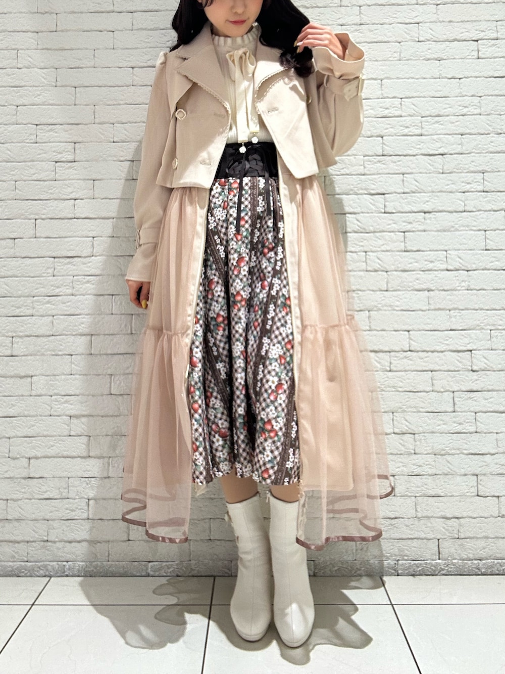 「axes femme、axes femme POETIQUE、おでかけコーデ、レディースファッション、ガーリーコーデ、トレンチコート、3way、スカート、いちご、チェック、ブラウン、ブラウンコーデ、ベージュ、ベージュコーデ」｜「axes femme POETIQUEの３ｗａｙトレンチコート（トレンチコート、ベージュ系）」を使った、ありす(axesfemme)さん（骨格ウェーブ・レディース・153cm）の冬コーディネートの2枚目の写真